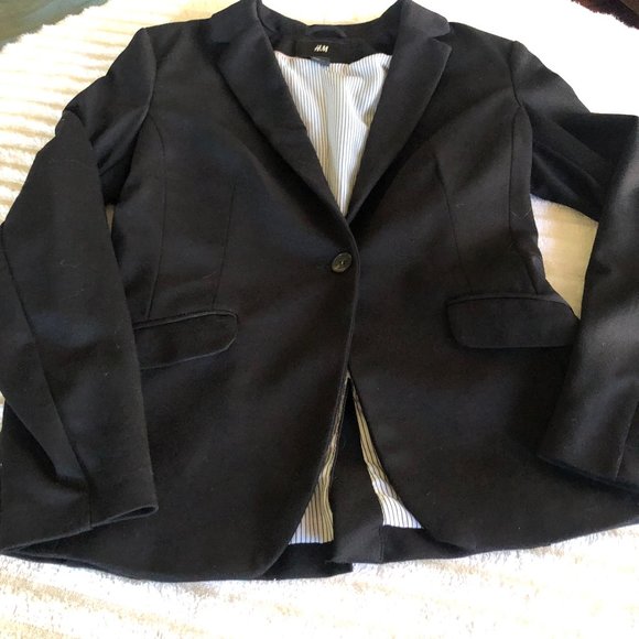 Very stylish H&M black blazer, dress up or dress down. - Picture 2 of 6